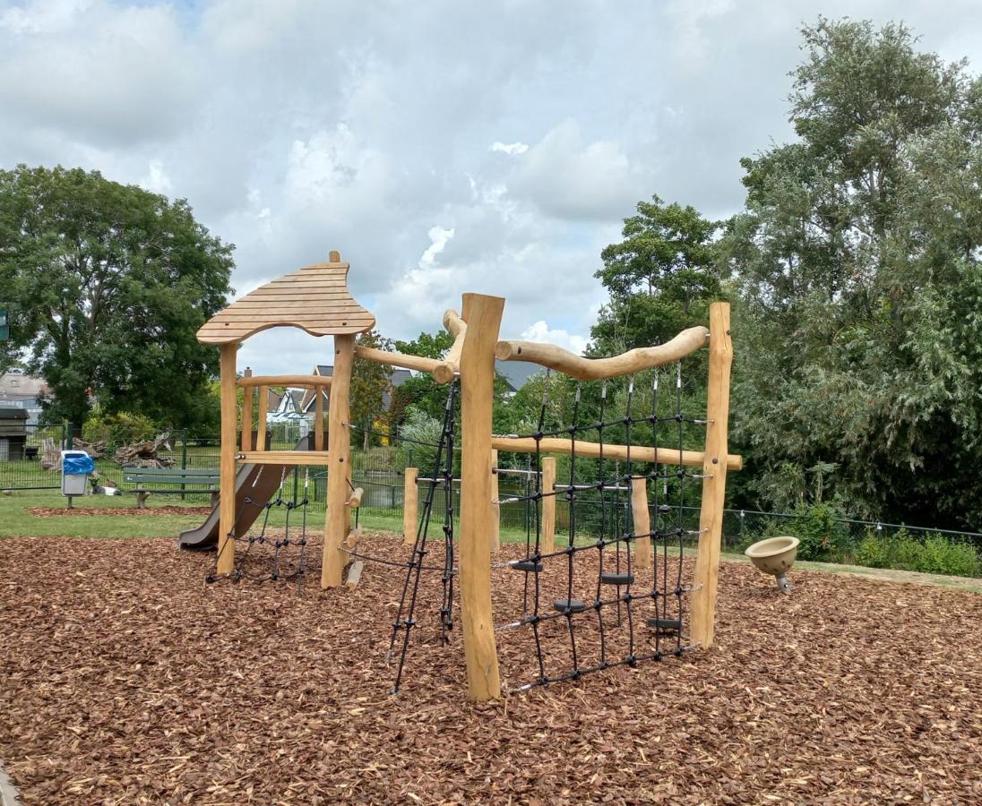 Huisje Britt Met Grote Tuin En Veel Privacy Dirkshorn Exterior photo