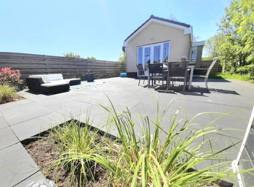 Huisje Britt Met Grote Tuin En Veel Privacy Dirkshorn Exterior photo