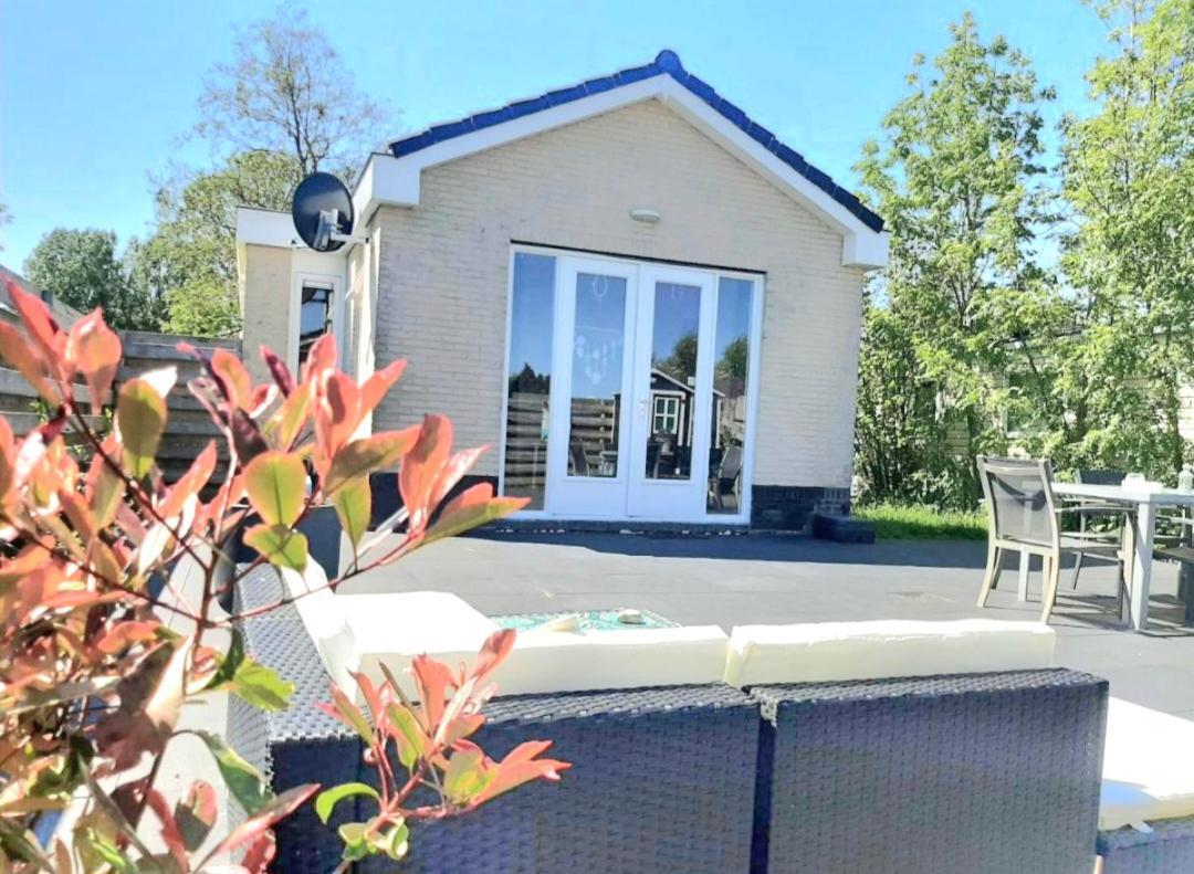 Huisje Britt Met Grote Tuin En Veel Privacy Dirkshorn Exterior photo